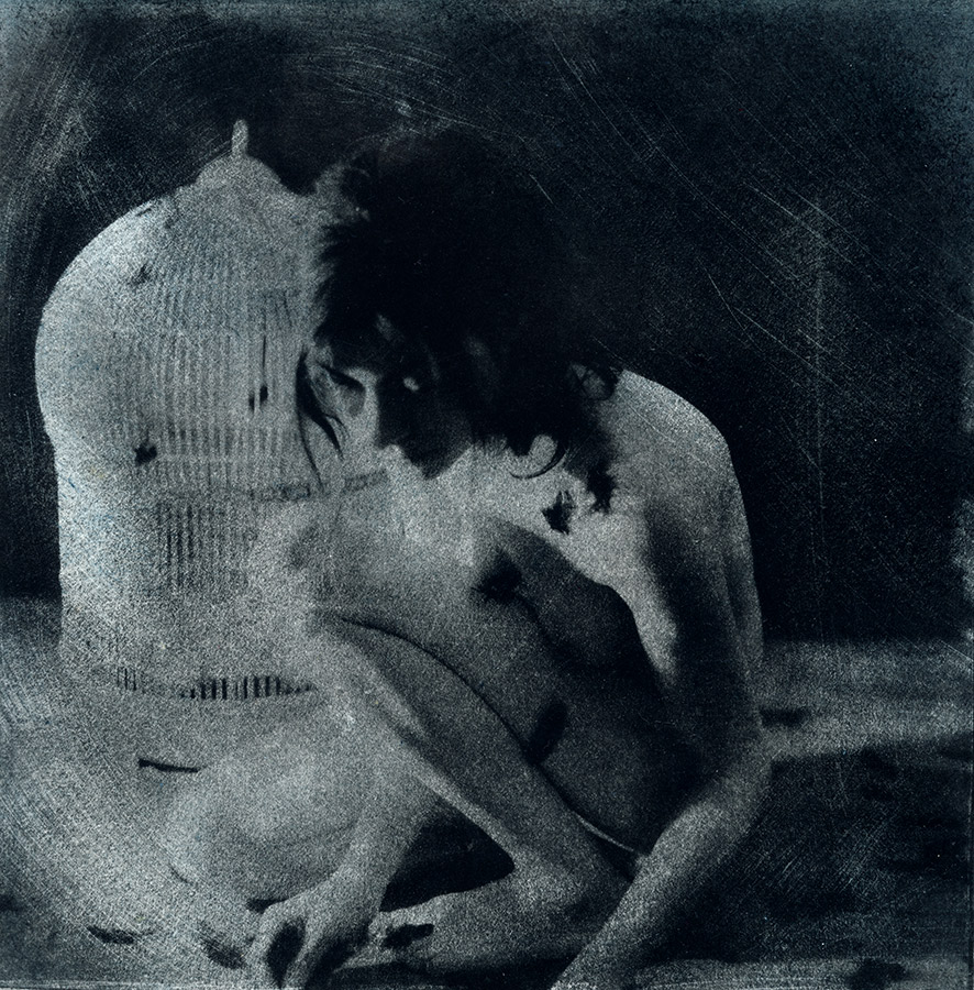 autoportrait-femme-nue-accroupie-et-cage-oiseau-en-arrière-plan-bromoil-bleu-nuit