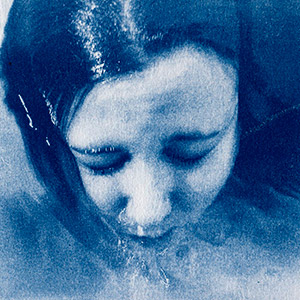 visage-de-femme-qui-jaillit-de-l-eau-cyanotype-bleu