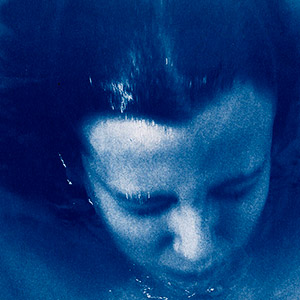 visage-en-mouvement-jaillissant-de-l-eau-cyanotype-bleu