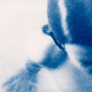 corps-vu-de-haut-dans-eau-flou-cyanotype-bleu