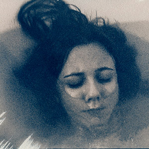 visage-femme-qui-rentre-sous-l-eau-cyanotype