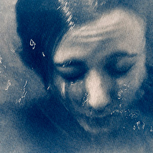 visage-femme-sous-l-eau-et-bulles-cyanotype