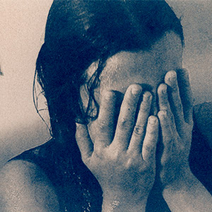 visage-femme-hors-de-l-eau-qui-se-cache-les-yeux-cyantotype