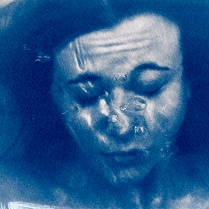 visage-femme-apaisee-sous-l-eau-cyanotype-bleu