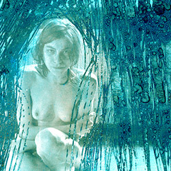 autoportrait-femme-qui-pleure-de-la-glace-mordacage-et-peinture