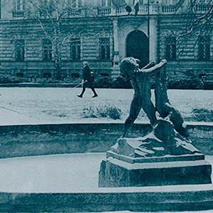 parc-avec-statue-et-promeneuse-neige-varsovie-pologne-tirage-lith-bleu