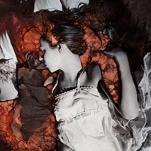 femme-entouree-par-feu-creation-mordancage