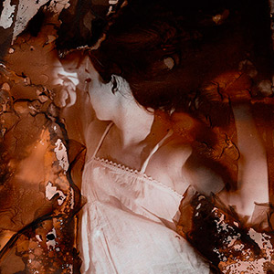 femme-figure-tutelaire-doree-mordancage