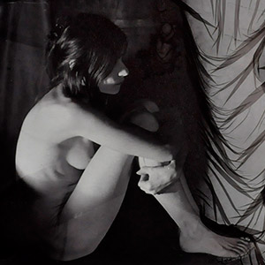 autoportrait-de-profil-avec-mannequin-noir-couvert-de-voiles-mordancage