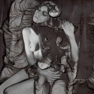 autoportrait-statuaire-avec-mannequin-noir-dans-les-bras-mordancage