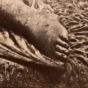 detail-pied-statue-tirage-brun-gomme-bichromatee