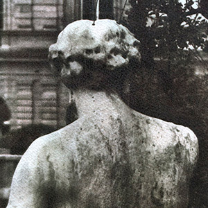 portrait-statue-homme-d-age-mur-dos-gomme-bichromatee