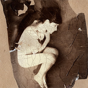 autoportrait-nu-fige-en-position-foetale-transfert-emulsion-polaroid
