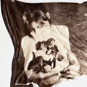 autoportrait-nu-et-roses-dans-les-bras-transfert-emulsion-polaroid